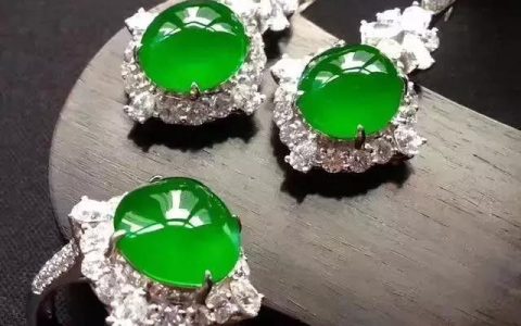 在选购翡翠首饰时 翡翠到底是越透越好 还是越绿越好