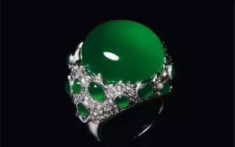 在选购翡翠满绿色料时 怎样掌握水的好坏对翡翠成品的影响