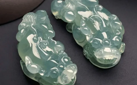 翡翠白底青贵还是糯种贵？区分它们主要看什么？