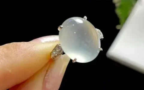 想要买满绿翡翠吗？糯冰种满绿翡翠值钱吗？