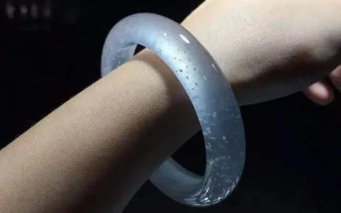 不一样年纪的女士戴翡翠玉镯子
